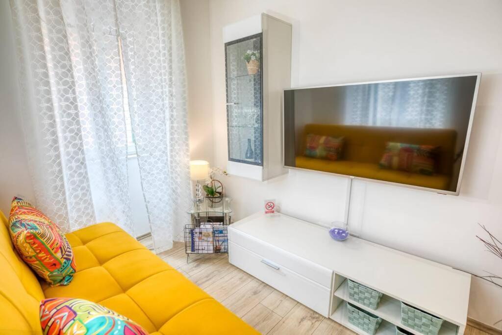 Apartment Position Theater Split