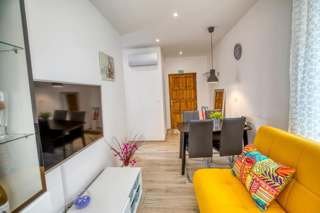 Position Theater Apartment Split