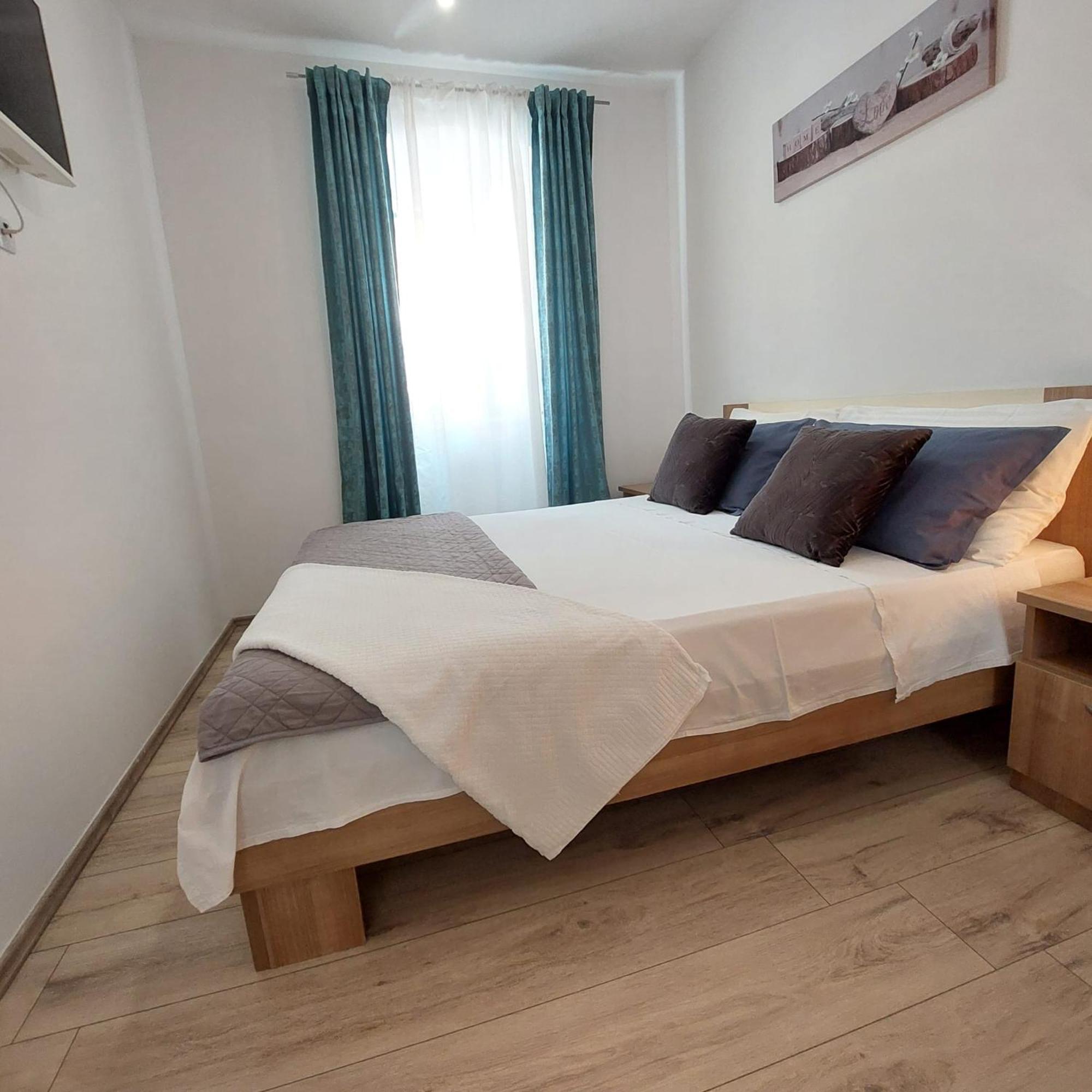 Position Theater Apartment *